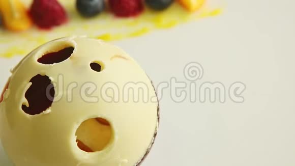 搭配各种浆果的美味巧克力甜点在盘子上旋转视频的预览图