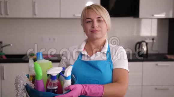 微笑的清洁女工为她的工作而自豪的肖像视频的预览图