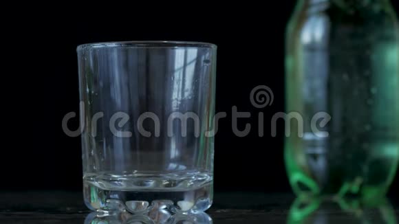 手把水倒进杯子里然后喝矿泉水倒在杯子里泡沫视频的预览图