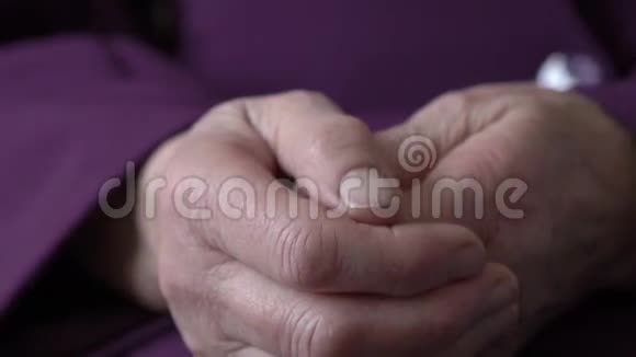老妇人年轻女孩握着手皱着皮肤慢慢地视频的预览图