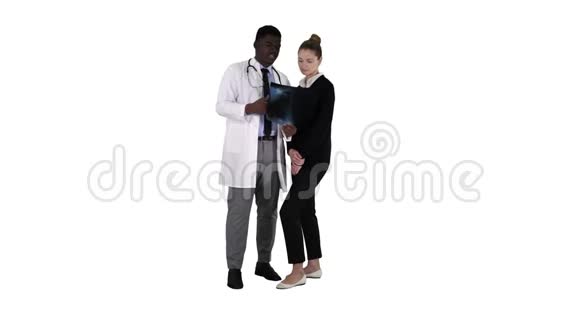 医生在白色背景上显示病人胸部x光视频的预览图