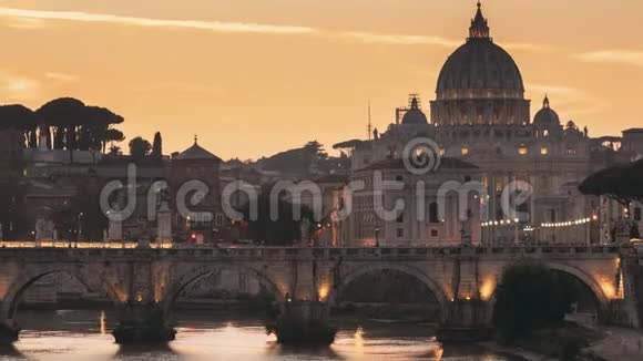 意大利梵蒂冈梵蒂冈圣彼得大教堂和夜光照明中的爱莲桥每天视频的预览图