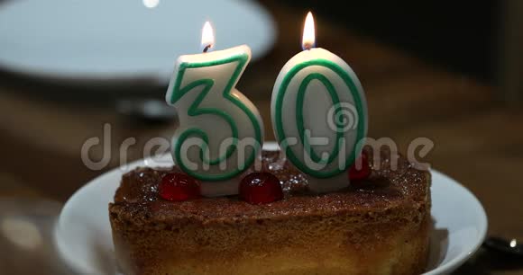 带有燃烧蜡烛号码的生日蛋糕视频的预览图