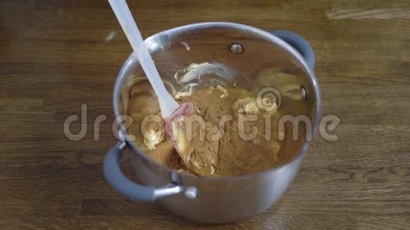 在平底锅中一种混合的辛辣混合物用于纸杯蛋糕视频的预览图