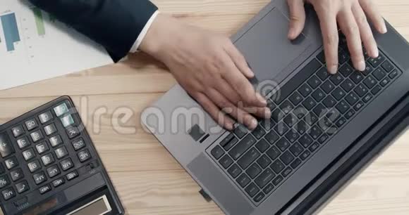 在办公室使用笔记本电脑的成熟人士的最高看法视频的预览图