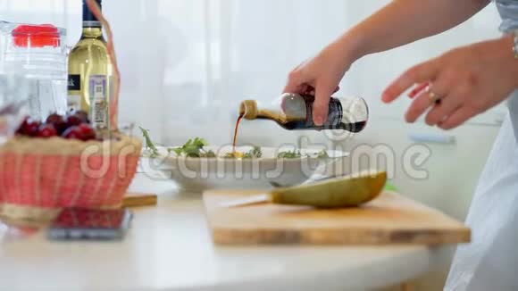 女人用酱油调味沙拉烹制美味健康的早餐视频的预览图