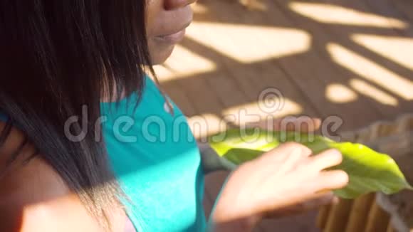 手工在叶子上食用有机可可糊的旅游妇女视频的预览图