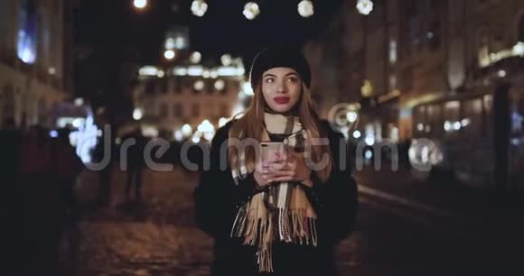 年轻女性发短信在手机户外交流使用智能手机的少女在视频的预览图