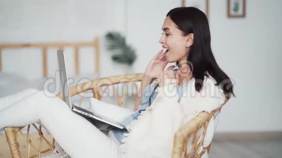 女人看着笔记本电脑兴奋的伟大的专业工作成果成功视频的预览图