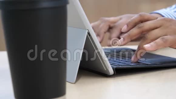 一位印度商人在上班时用现代笔记本电脑打字视频的预览图