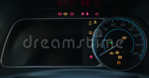 启动电动汽车仪表板跟踪到按钮手指按下按钮启动汽车发动机汽车仪表板视频的预览图