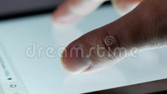 特写男性手指手势放大电脑平板触摸屏视频的预览图