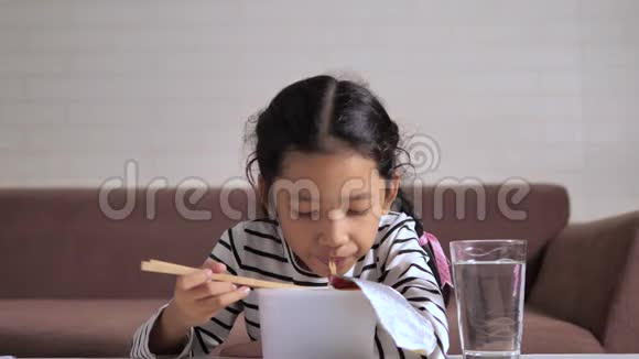 亚洲小女孩用快乐制作木制模型进行自我学习和家庭教育理念选择重点浅深视频的预览图
