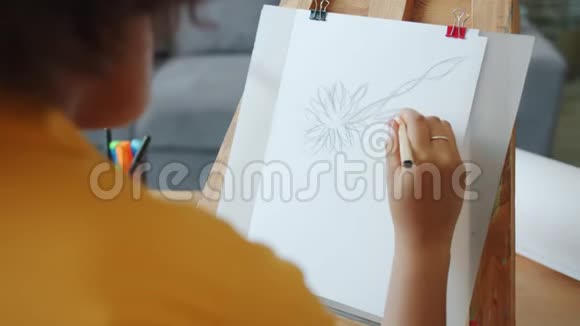 美国黑人学生在家用画架用铅笔画画视频的预览图