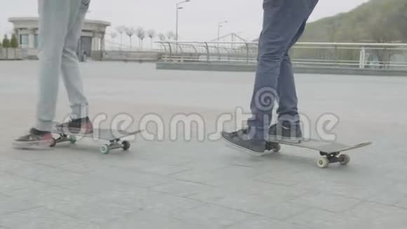 青少年朋友在城市广场上玩滑板的腿视频的预览图