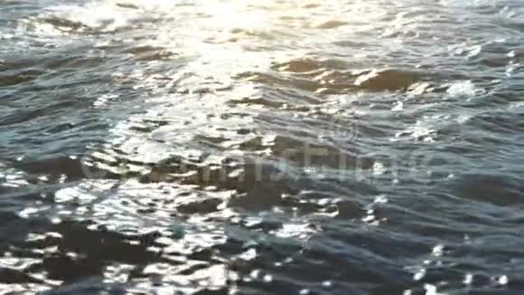 海浪上的阳光视频的预览图