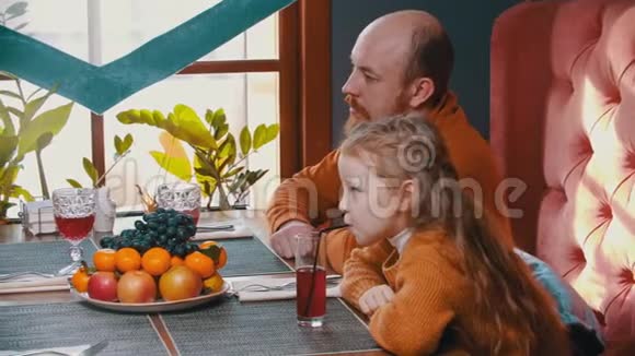 一家人坐在酒店餐厅吃葡萄视频的预览图