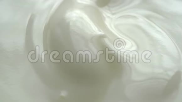 旋转的质感酸奶镜头视频的预览图
