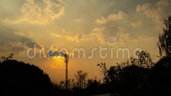 日落和云在电信塔移动视频的预览图