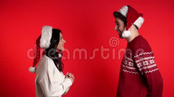 一对圣诞老人帽男人向情人求婚视频的预览图