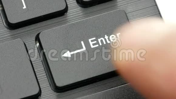电脑键盘上按下回车键视频的预览图