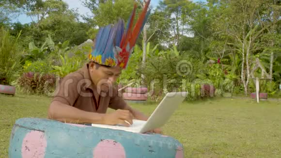 一个年轻的土著人在他的家乡外面工作视频的预览图