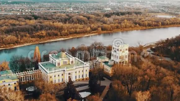 戈梅尔白俄罗斯城市公园帕斯克维奇宫在霍米尔公园在秋天的夜晚霍梅尔公园鸟瞰图视频的预览图
