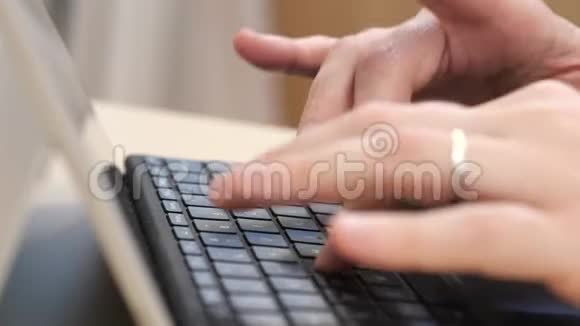 一个男人键盘上打字的特写镜头视频的预览图