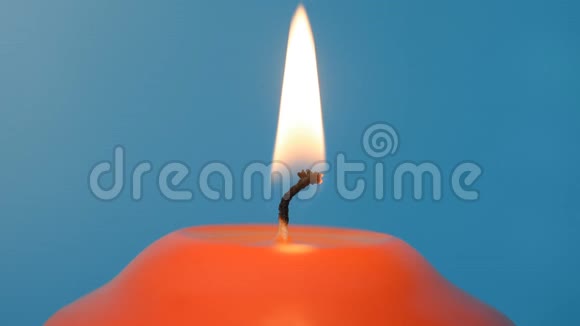 蓝色背景上的红色蜡烛火焰视频的预览图