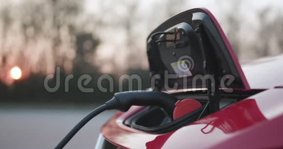 男性手充电动车人的手合上一辆电动车的盖子充电完毕豪华红色视频的预览图