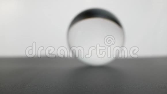 水晶玻璃球球透明滚动在灰色梯度背景上视频的预览图