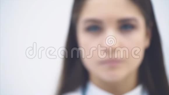 模糊华丽的年轻女性拿着一个安瓿与透明液体在相机前重点走在前列视频的预览图