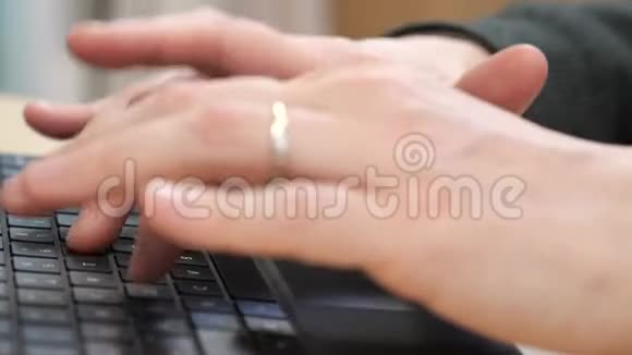 一个男人键盘上打字的特写镜头视频的预览图