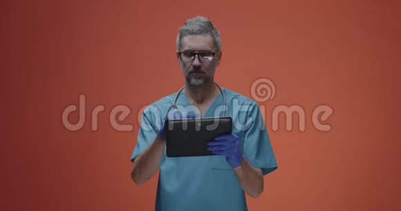 男性医生用药片视频的预览图