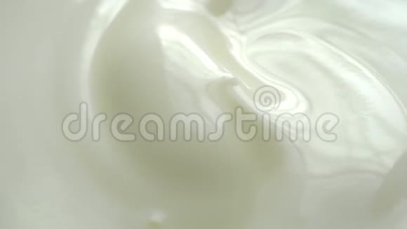 旋转的质感酸奶镜头视频的预览图