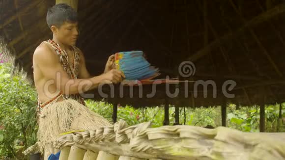 部落人做羽毛头饰视频的预览图