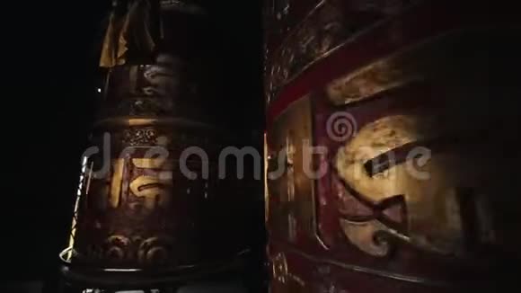 在尼泊尔加德满都的布达纳塔一个金色旋转的西藏尼泊尔佛教祈祷轮一个路过的人视频的预览图