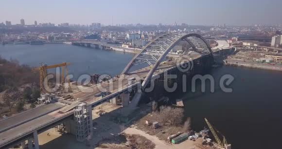 飞越建造基辅大桥乌克兰2020年3月25日视频的预览图