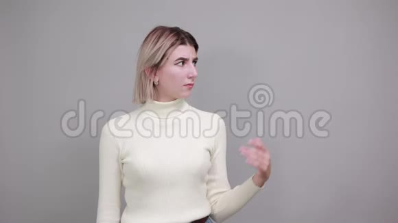 女士举起手展示广告空间手指放在一边视频的预览图