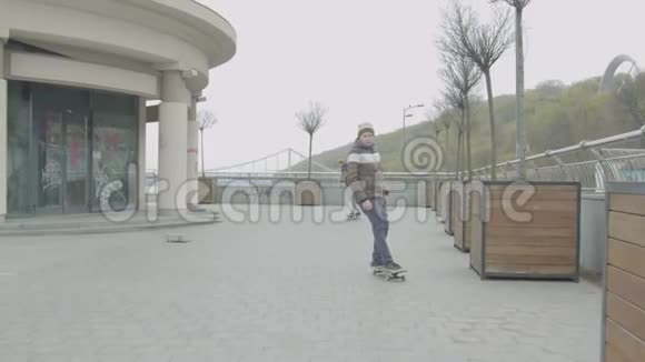十几岁的男孩学滑滑板视频的预览图
