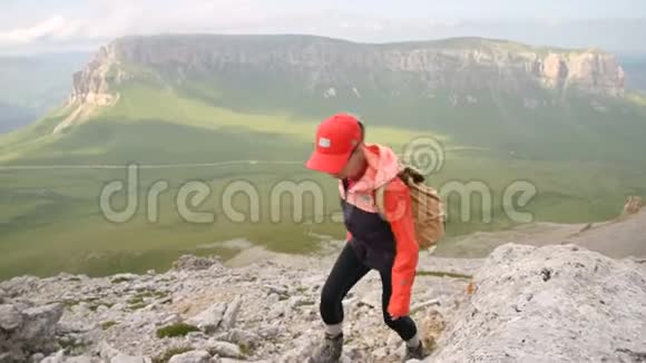 一群快乐的登山者来到山顶在岩石高原和视频的预览图