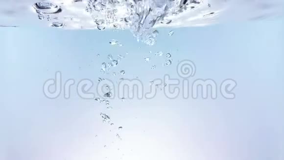 新鲜的气泡溅落到水中在白色背景上缓慢地喷射纯度和清洁营养和保健视频的预览图