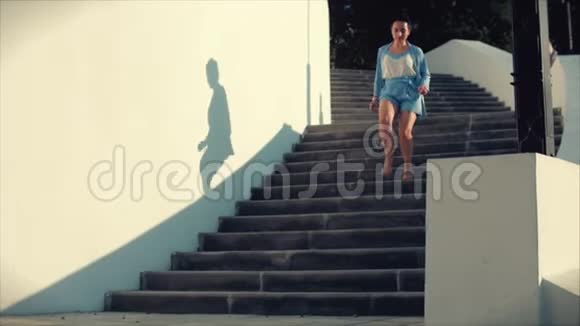 商务女士一身蓝色西装迟到开会看着钟跑下楼梯女人高米色的腿视频的预览图