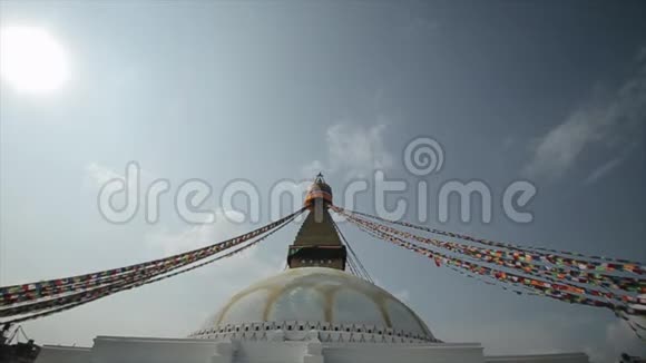 一座白色的尼泊尔神庙佛塔人们走上楼梯来到寺庙明亮的天空晴天尼泊尔加德满都视频的预览图