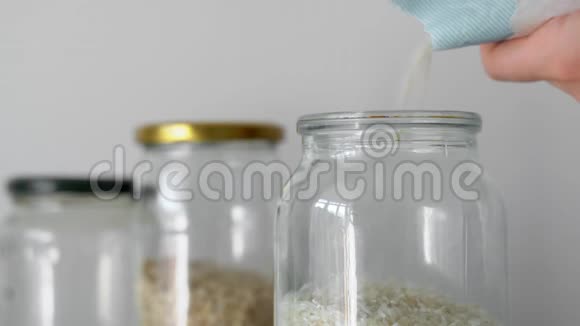 女人把米饭倒进玻璃罐子里零浪费概念呆在家里的股票视频的预览图