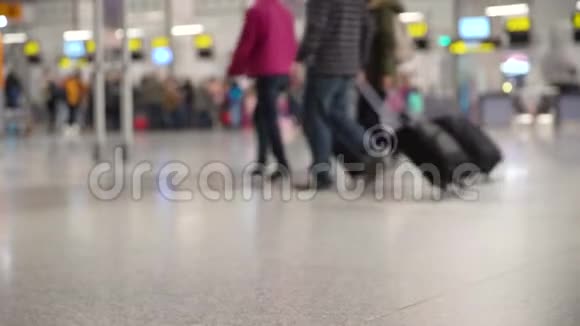 机场大厅里有行李的乘客去飞机上视频的预览图