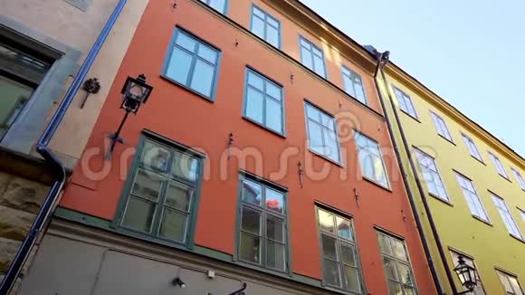斯德哥尔摩地区的公寓楼街道斯堪的纳维亚古城的立面视频的预览图