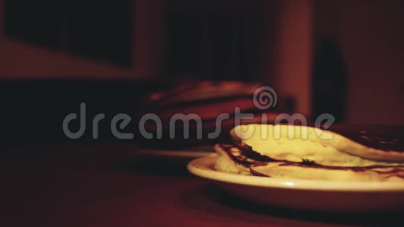 在蓬松的美国煎饼上涂上草莓酱视频的预览图