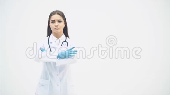 年轻的女医生站在医疗制服上看着镜头表情集中摆姿势她视频的预览图