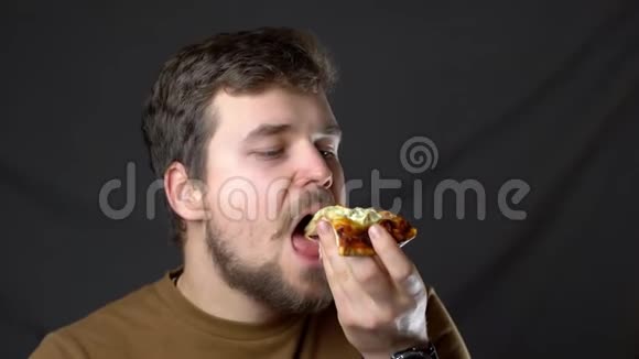一个年轻人吃披萨奶酪视频的预览图